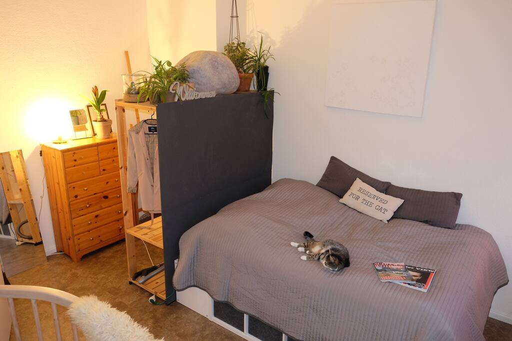 Kommode und offener Schrank