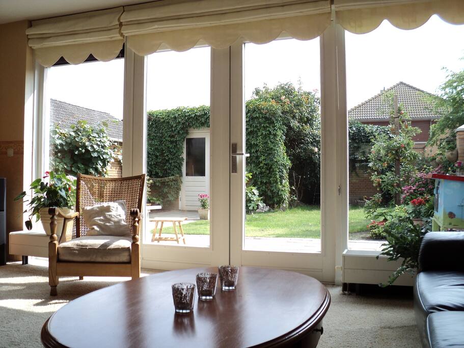 Uitzicht vanuit de woonkamer op de tuin