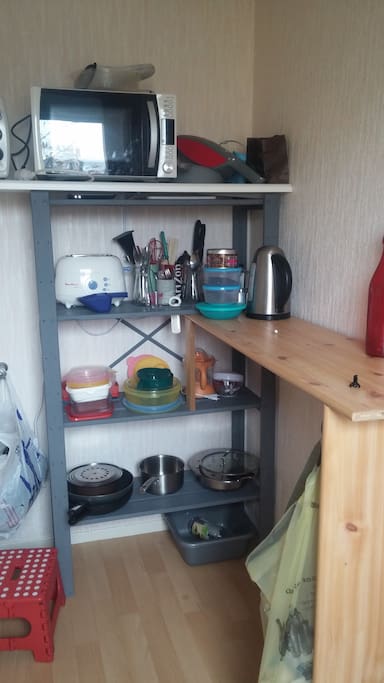 La cuisine est plutôt spacieuse pour un appartement de cette taille et dispose du petit électroménager !