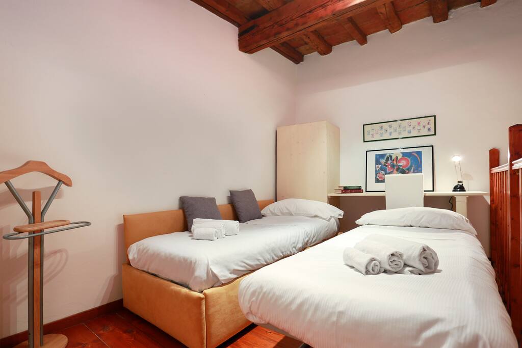 upstair bedroom with twin beds