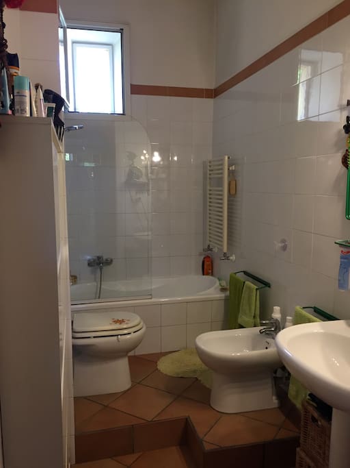 Il bagno viene pulito ogni giorno e dispone di vasca e doccia