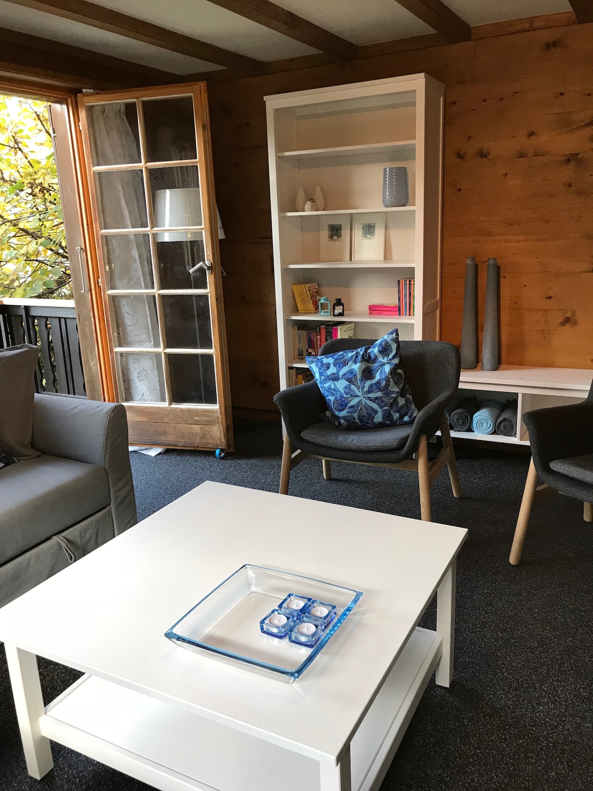 غرفة معيشة مع إمكانية الدخول إلى الشرفة