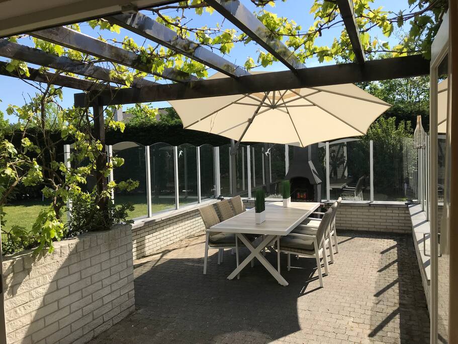 Groot, beschut terras met buitenhaard.
