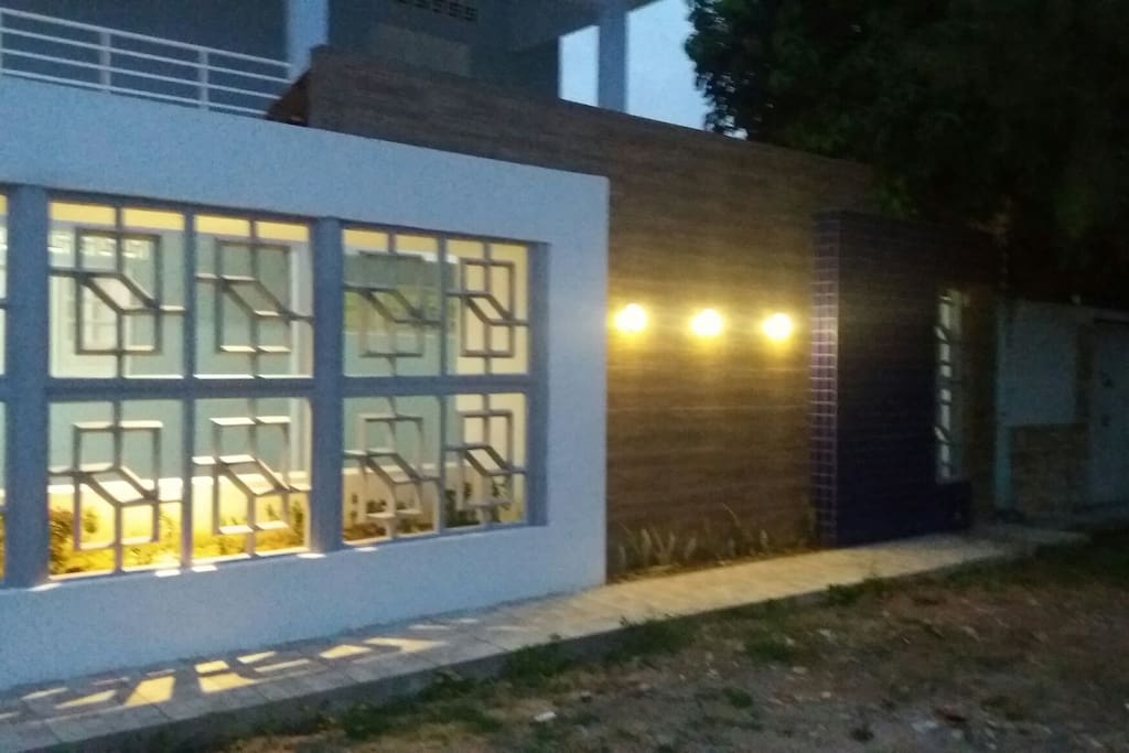 Lateral da casa Azul à noite