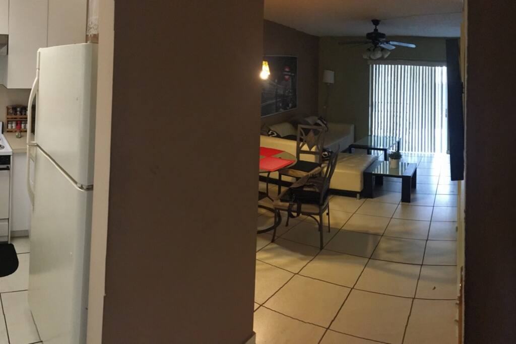 View from the entrance. Kitchen to the left, dining room and living room. Vista desde la entrada. La Cocina a la derecha, comedor y sala