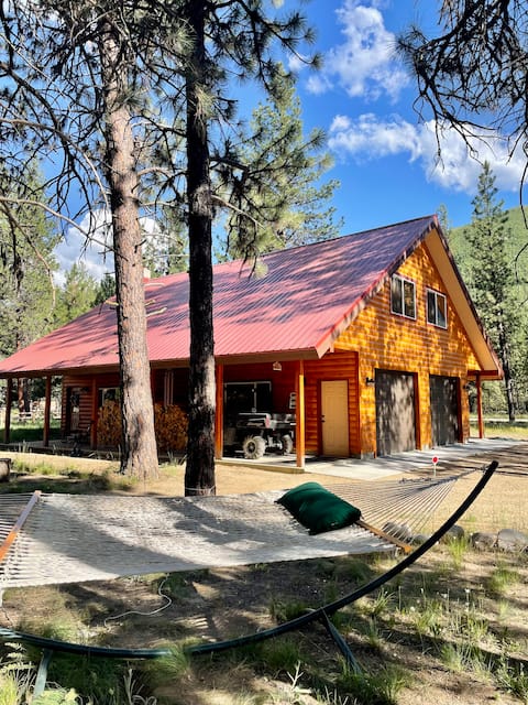 Spacious 2 bedroom cabin in the mountains