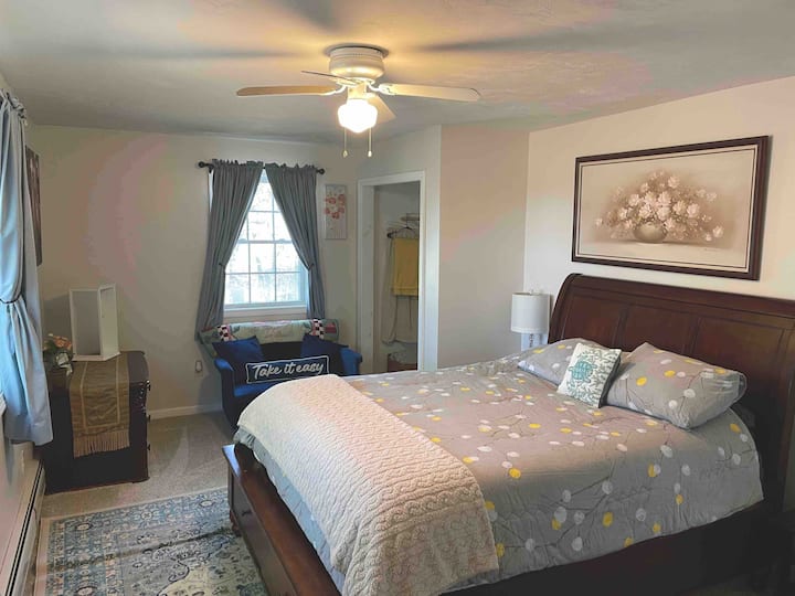 Hermoso y acogedor dormitorio principal grande con cama queen y baño.