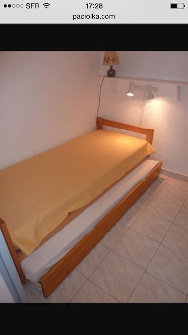 deux lit gigogne dans la chambre
