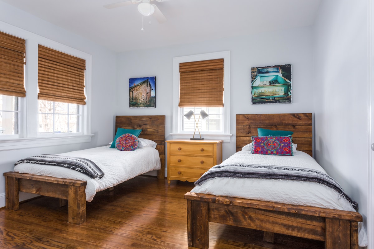 เตียงแฝด 2 เตียงในห้องนอนที่สอง 