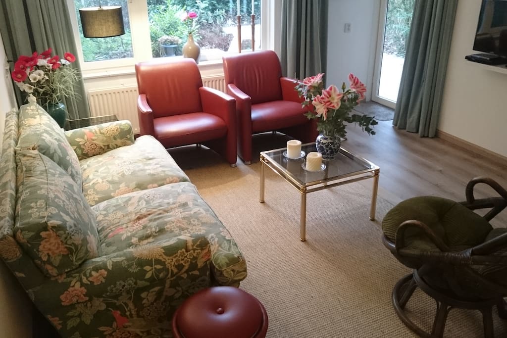 2 heerlijke Leolux stoelen om in te zitten met poefjes