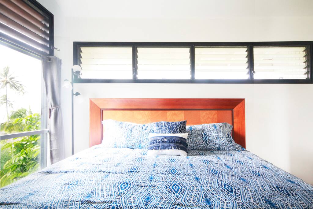 Comfy King bed w/ fresh linens...
Views of the Hanalei Bay and the Pacific Ocean from Bed :)