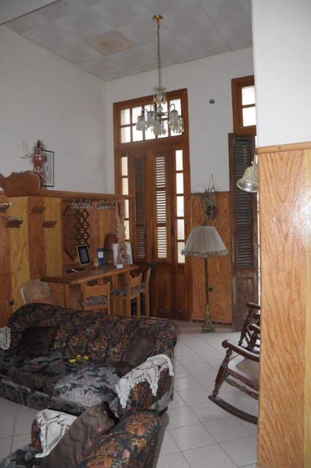 Pequeña sala con minibar con vista a balcones