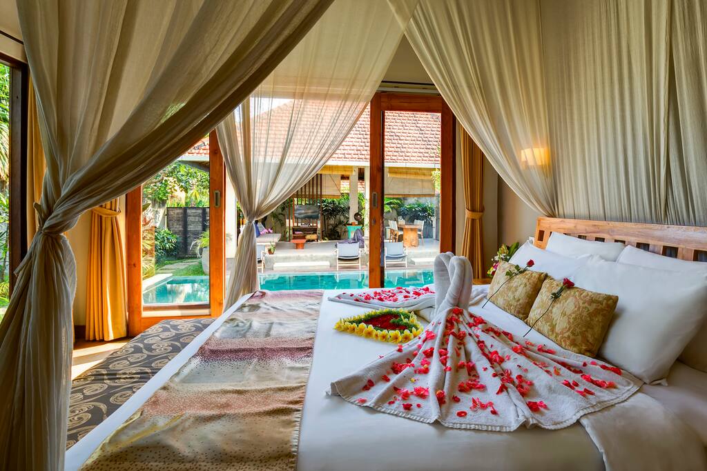 Honeymoon decoration (optional)