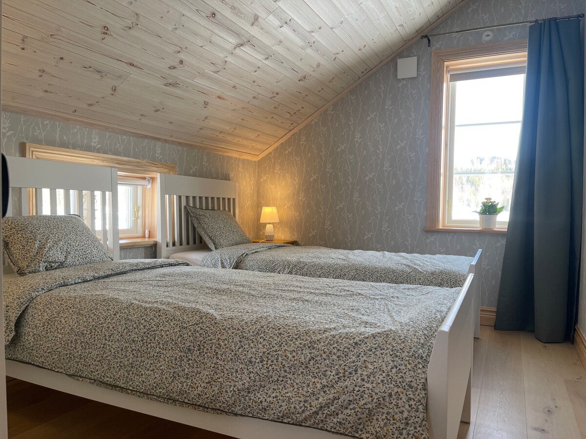 Საძინებელი 1 ორადგილიანი საწოლებითა და დამატებითი ფანჯრებით