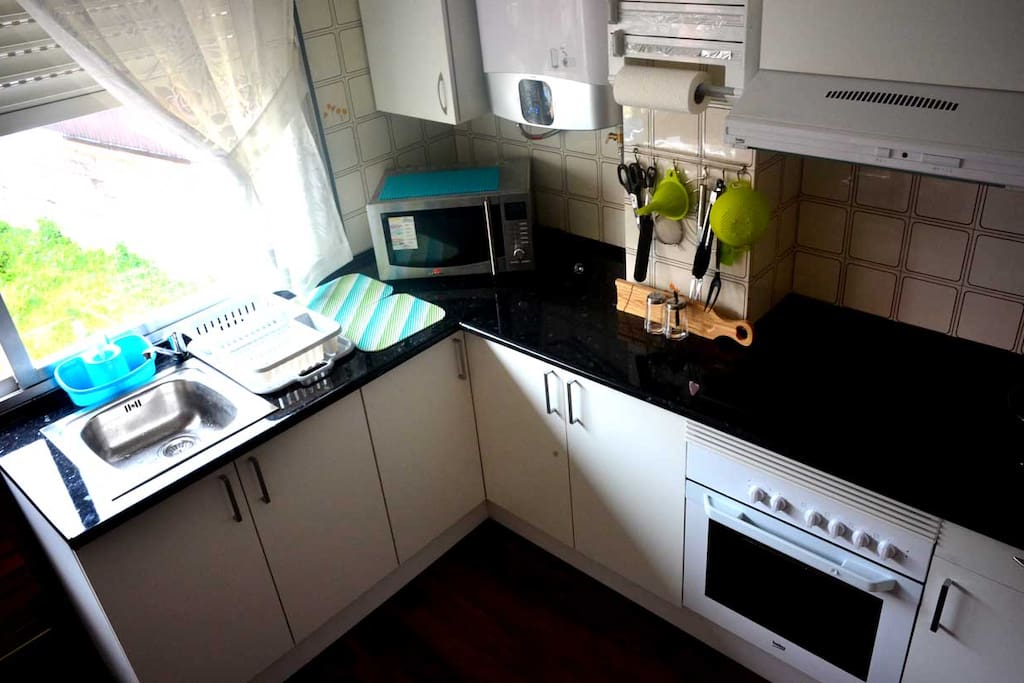 Cocina nueva, a estrenar, con todos los elementos necesarios para cocinar. Muy luminosa, con un gran ventanal y vistas a la avenida de Bueu.