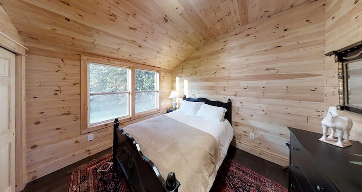 Bračni krevet (160x200) s vlastitim kupaonicama.