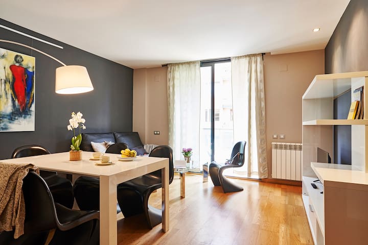 Big 2 bedroom+2bathroom flat in Eixample parking