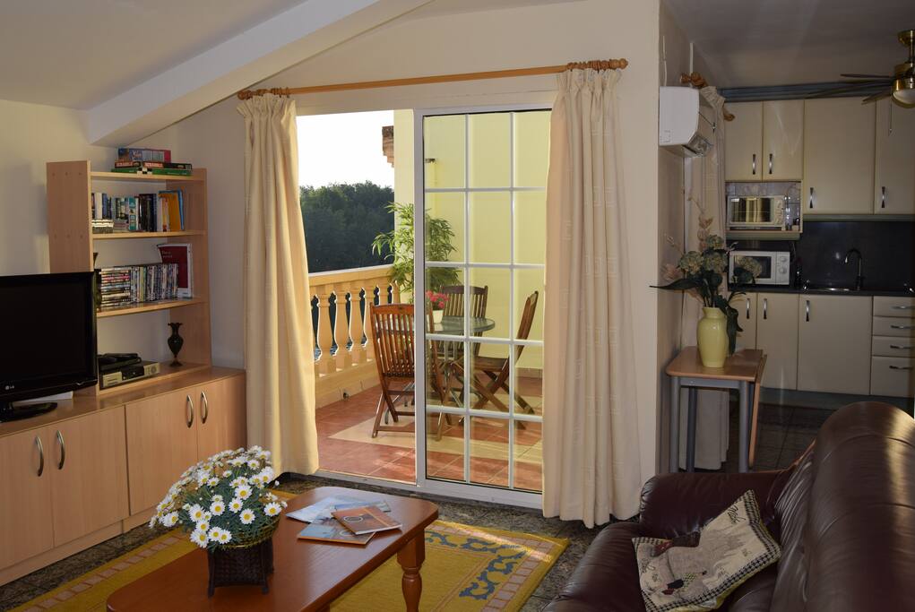 Showing the layout of the lounge/kitchen and access to terrace