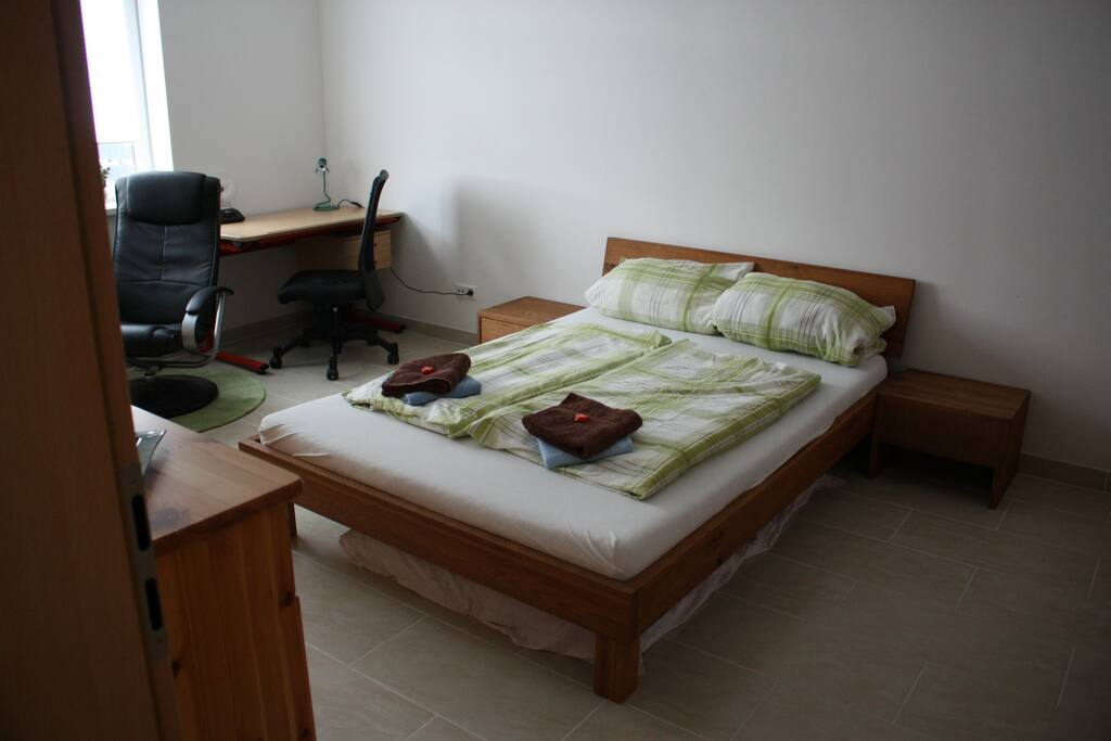 Dein Zimmer mit Schreibtisch