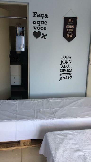 Quarto com suite c/ 4 camas solteiro