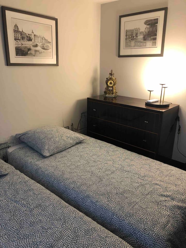 Спална соба со 2 кревета и гардеробер за вашата постелнина 