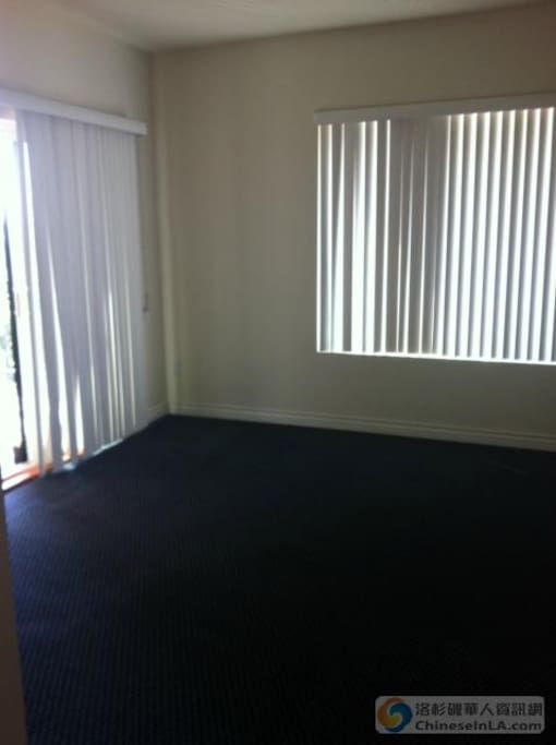 there are two windows in the room,light space