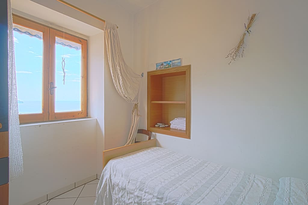 Camera da letto con vista mare.