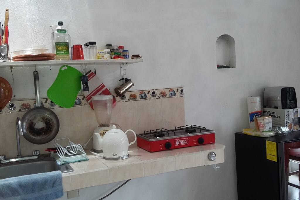 Estufa con gas, jarra eléctrica, licuadora, cafetera, todo para una deliciosa comida.