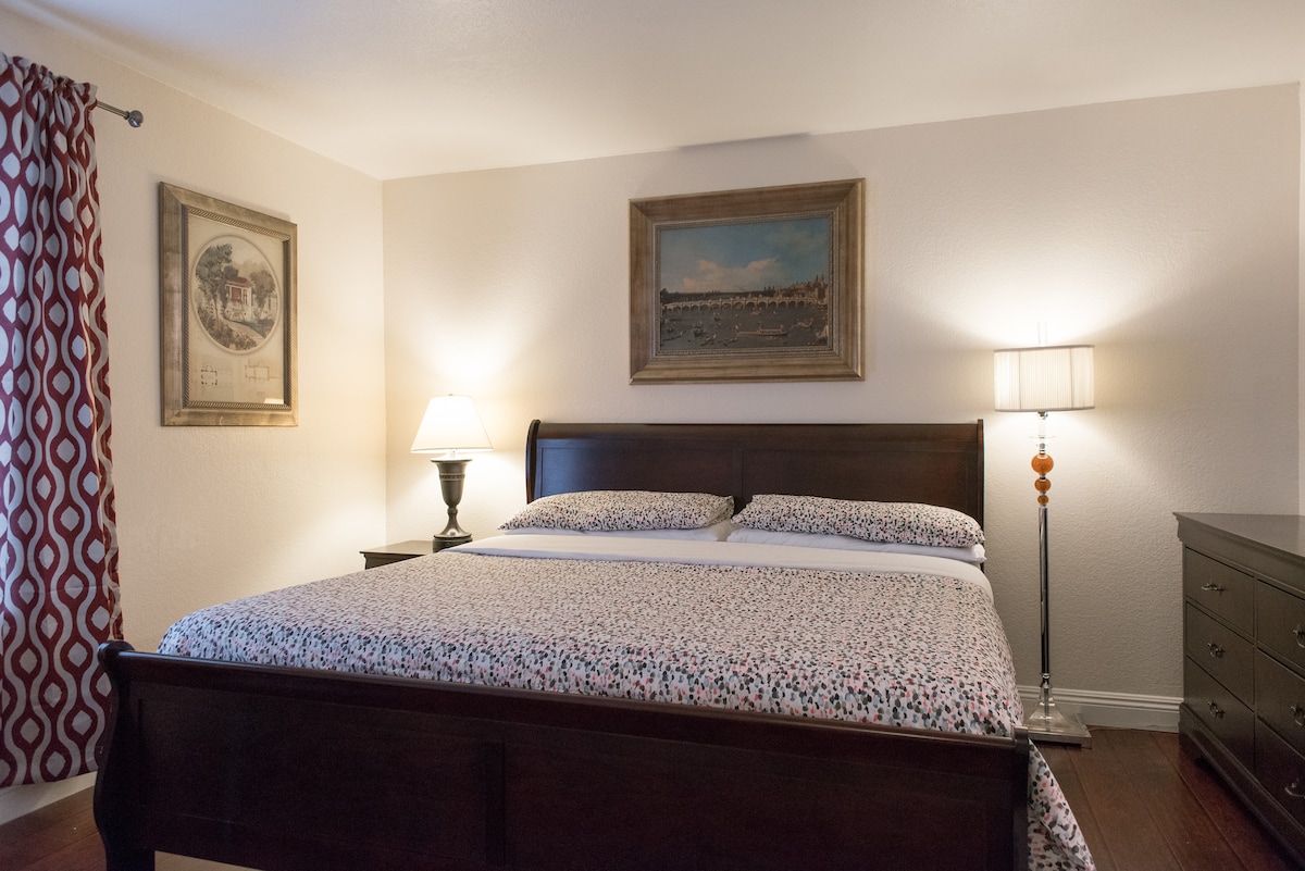 Beautiful 2BR/2BA, Gym & Pool, Room w/ Strip view