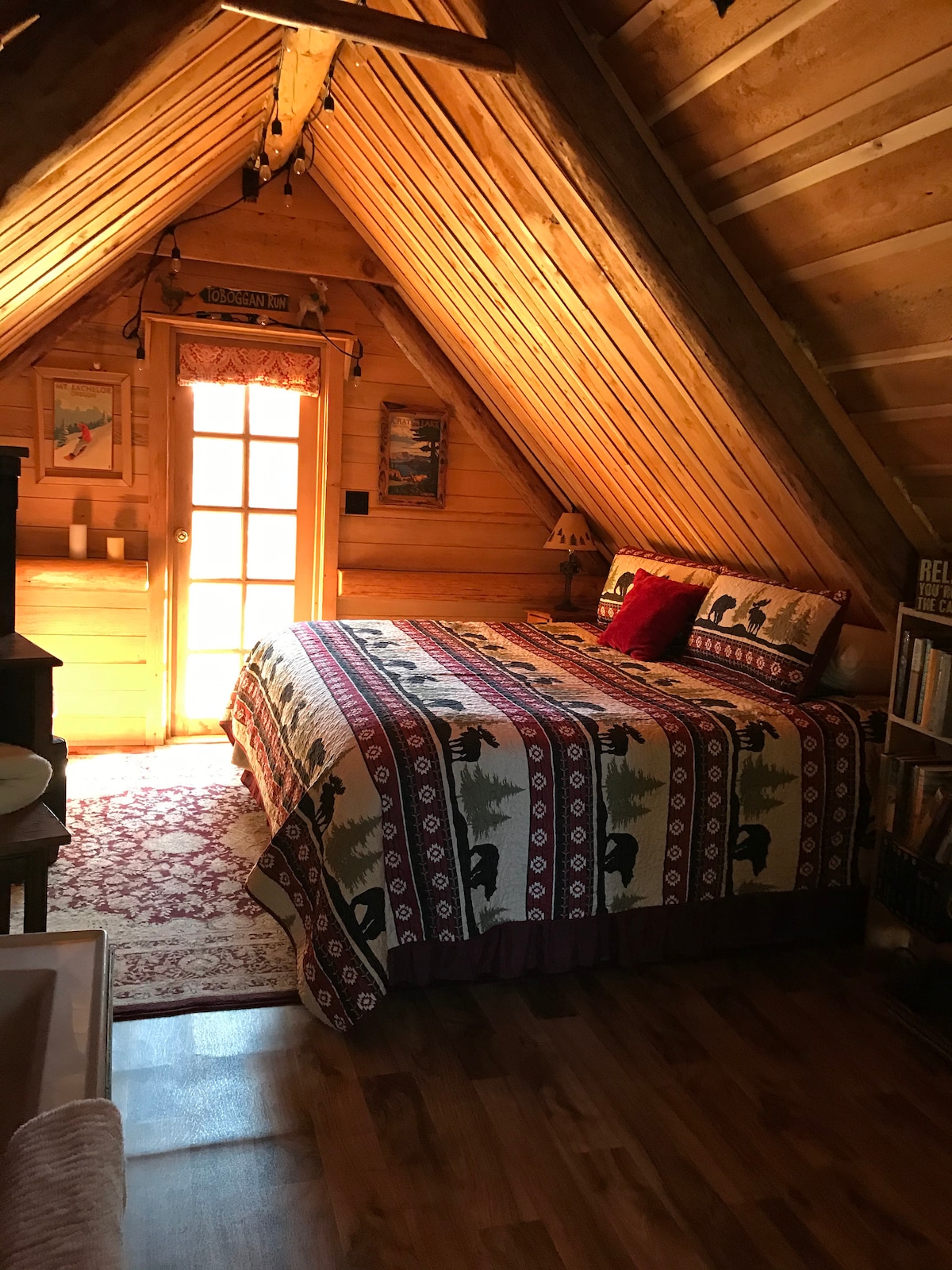 Удобен брачен кревет, со поглед кон палубата.  Може да ги гледате ѕвездите навечер додека спиете 