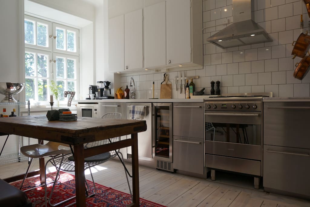 Modern & retro kitchen in restaurang/café-style with gas-stove, dishwasher, wine-cooler, coffee-machine, Nespresso and microwave. Table with space for 6 people.