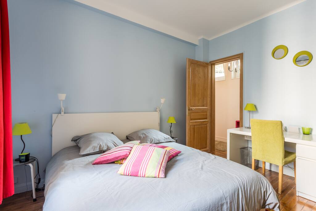 Première chambre, avec accès salle de douche