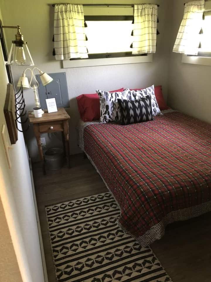 Bedroom 1 - Queen bed