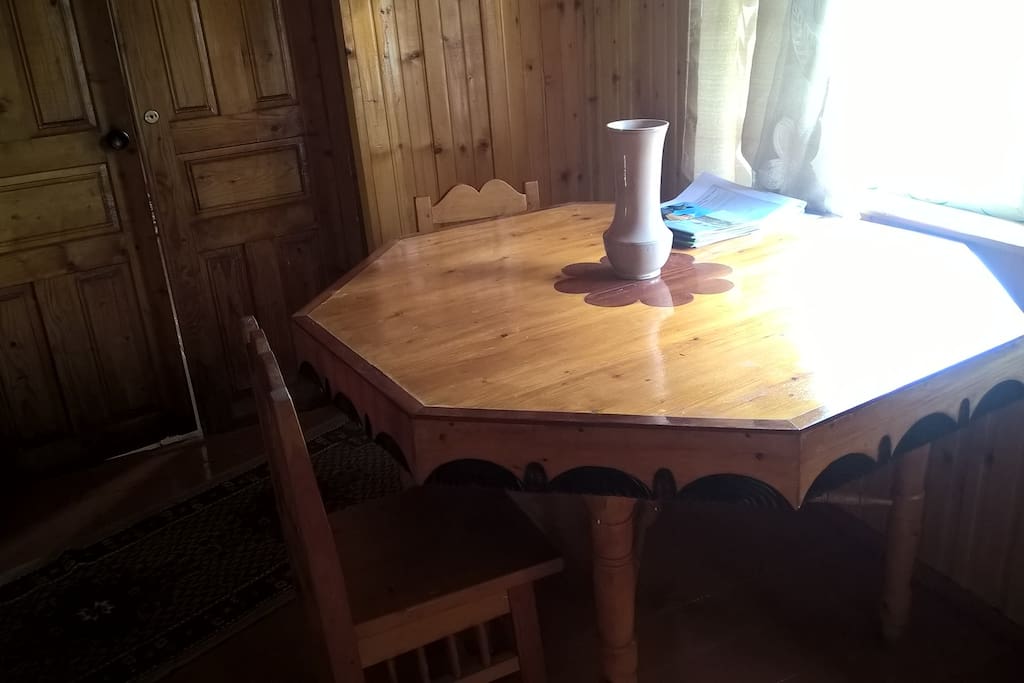 Общий коридор со столиком, стульями и великолепным видом из окна