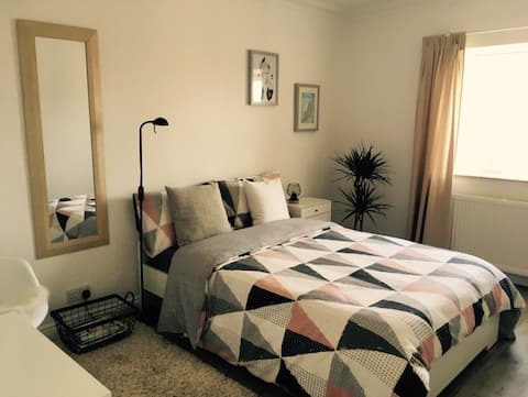 Spacious Private Apartment near Douglas Promenade