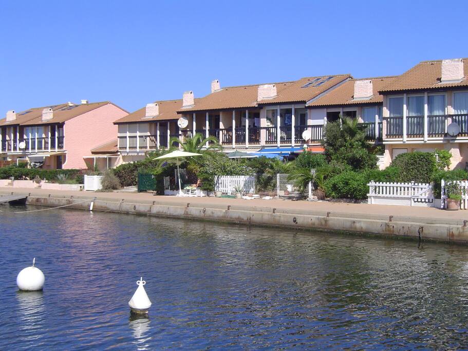 Blick von Wasser auf Haus