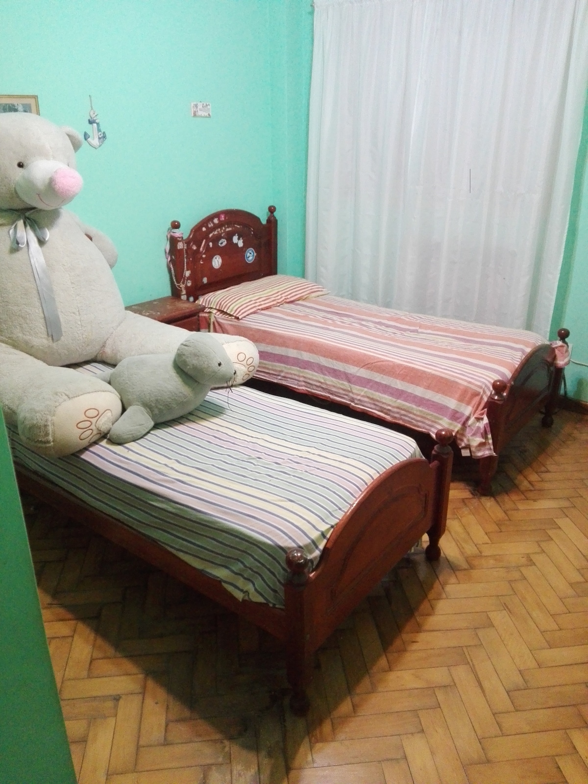 ห้องนอนหน้าต่างมองเห็นลานภายในอาคาร