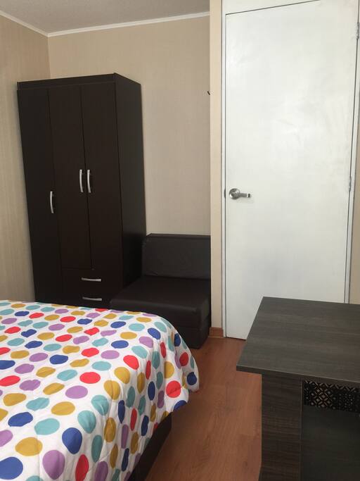 Tiene un ropero pequeño y un sillón cama, el cual se puede armar y está al costado del ropero.
En el ropero hay percheros y frazadas en caso tuvieran frío .