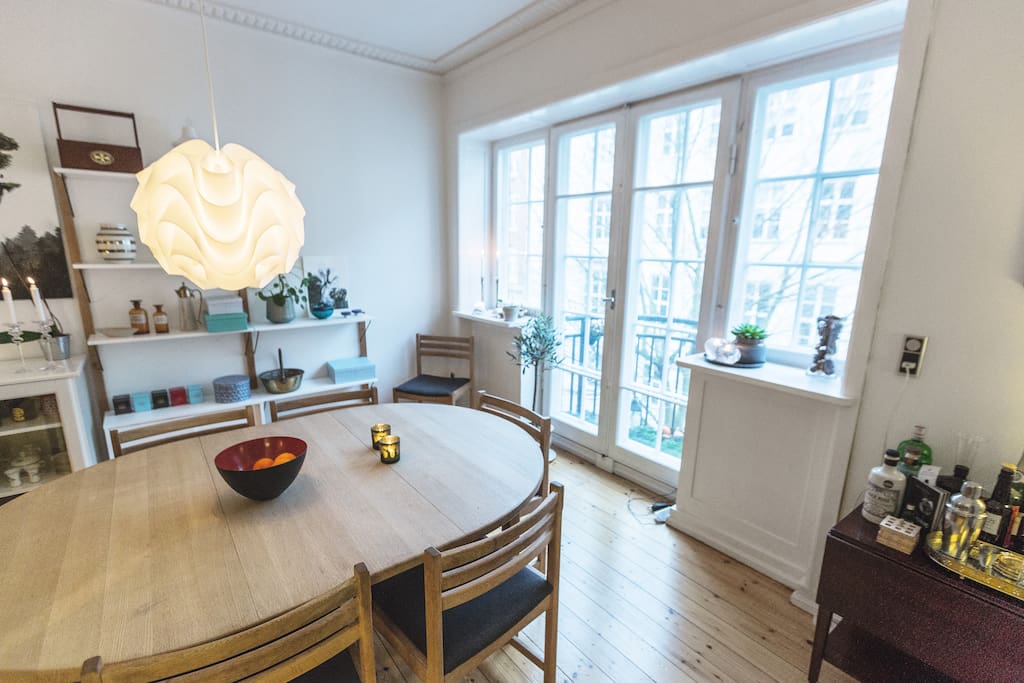Living room with a sofabed (possible for two people to sleep on) and the possibility of an extra mattress. Furthermore please notice the balcony and the beautiful windows