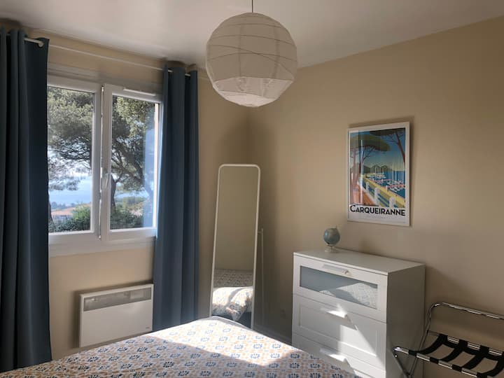 Dhomë gjumi 1
Madhësia e mbretëreshës - 160 X 200
Raft rrobash 
Varëset 
Rafti i bagazheve
Llambat pranë krevatit 
Tavolina nate 
Pamje nga deti Miroir 
