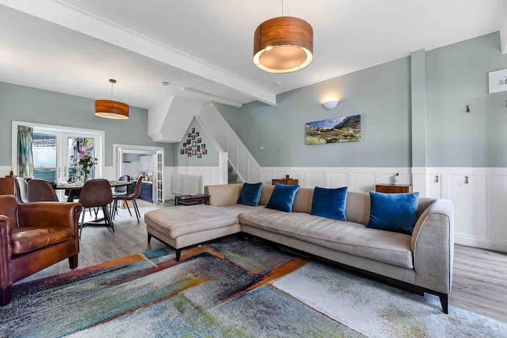 Spacious 4 Bedroom House on Central & Quiet Street