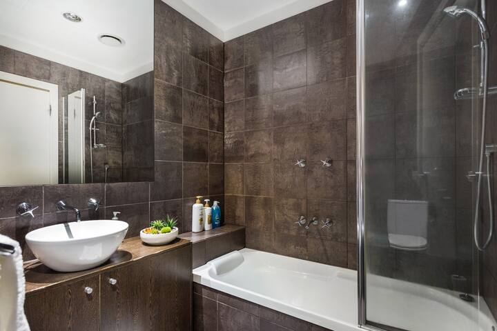 Super comfy – super spacious – walk to CBD gallery image 5