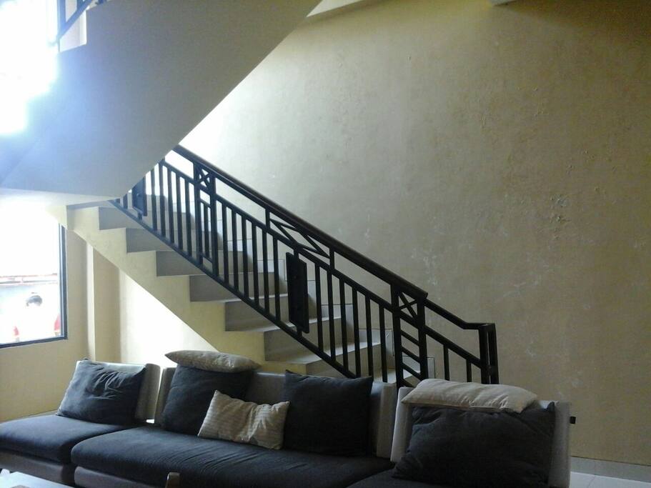 Akses Menuju Kamar & Ruang Santai Bersama (Living Room)