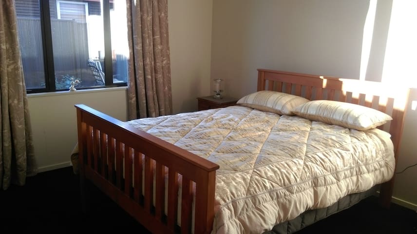 Double room in clean, modern home. Free WI-FI