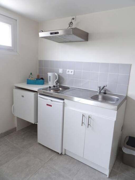 kitchenette avec congélateur, bouilloire et équipement minimal