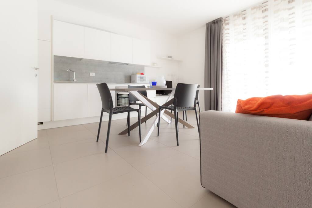 Accesso al terrazzo dalla zona giorno/access to the terrace from living room