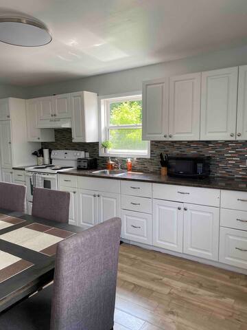 Family/Pet Friendly 3BRM Cottage/FREE Beach Pass gallery image 4