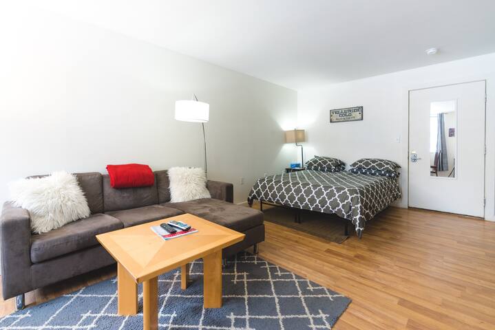 Cozy condo with full kitchen, bath & hot tub!