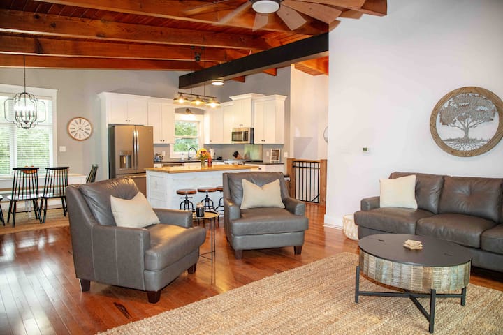 Ruang tamu terbuka yang besar dengan pendiangan, TV pintar dan pintu patio besar yang menawarkan pemandangan indah hutan dan hidupan liar di sekitarnya. Deer, Fox, Eagles dan Owls boleh dilihat setiap hari. Dek menawarkan gril BBQ dan juga pemanas luar yang besar untuk malam yang sejuk. 