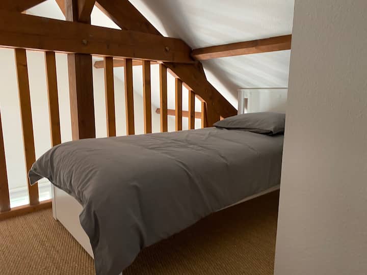 Een van de 2 eenpersoonsbedden op de tussenverdieping. 
Nieuw beddengoed. 